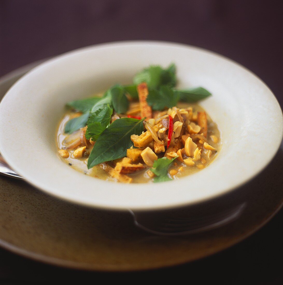 Tofu-Erdnuss-Curry mit frischen Kräutern