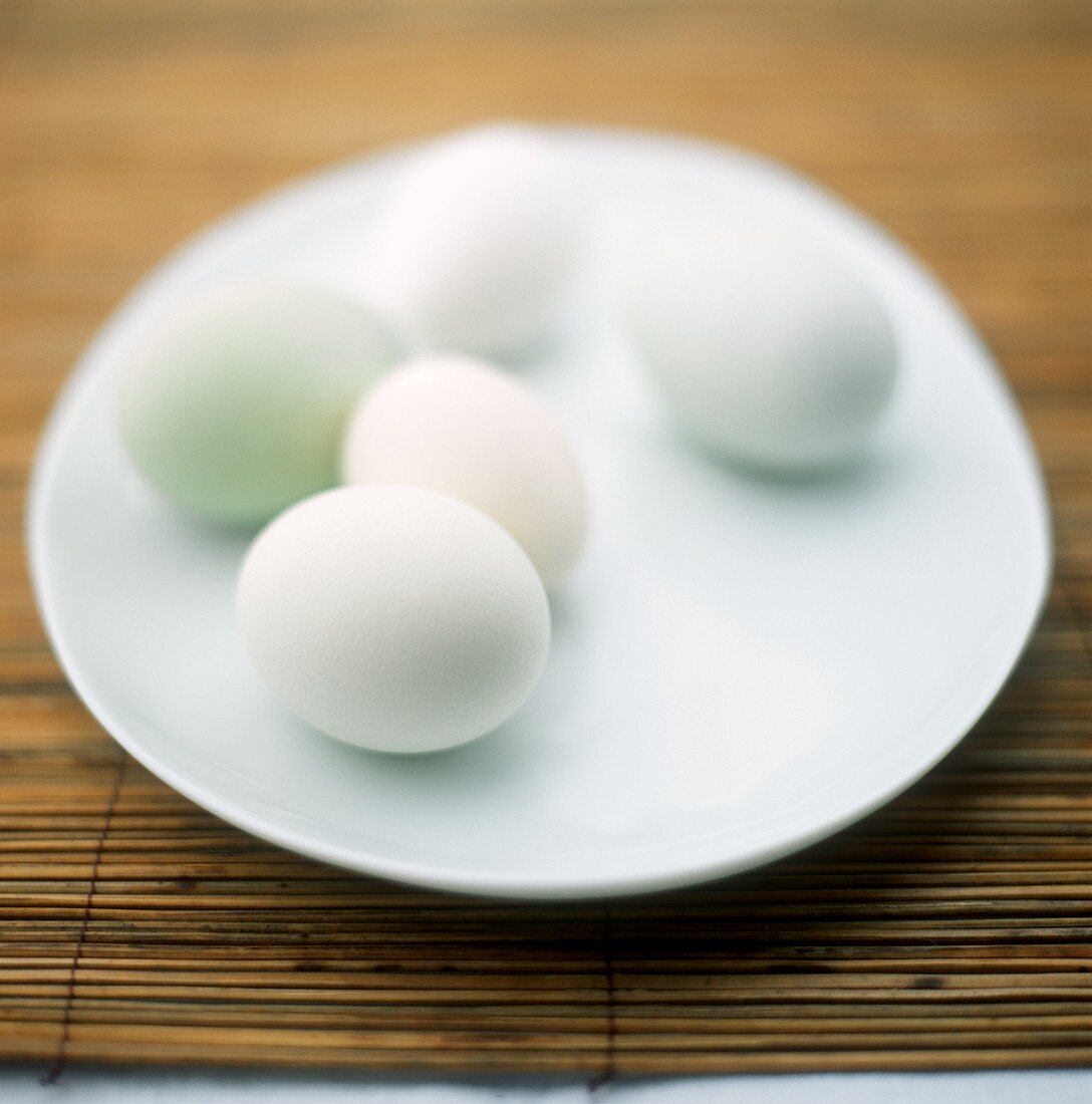 Verschiedene Eier auf Teller