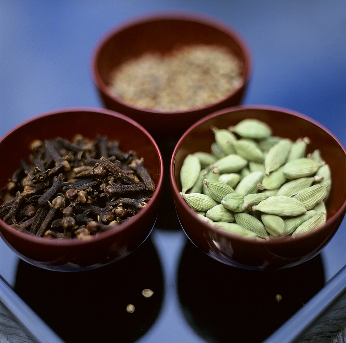 Cloves and cardamom in bowls