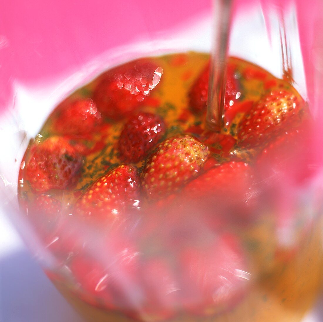 Erdbeersuppe mit Kräutern