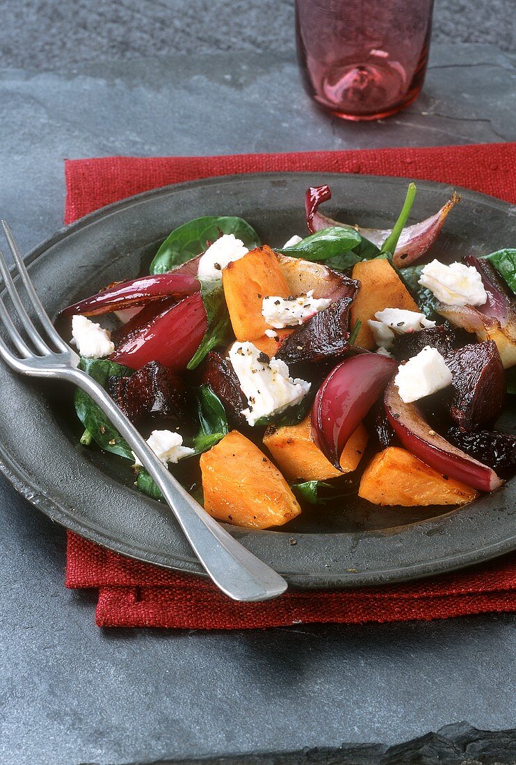 Salat mit Roter Bete, Kürbis, Zwiebeln, Spinat,Schafskäse