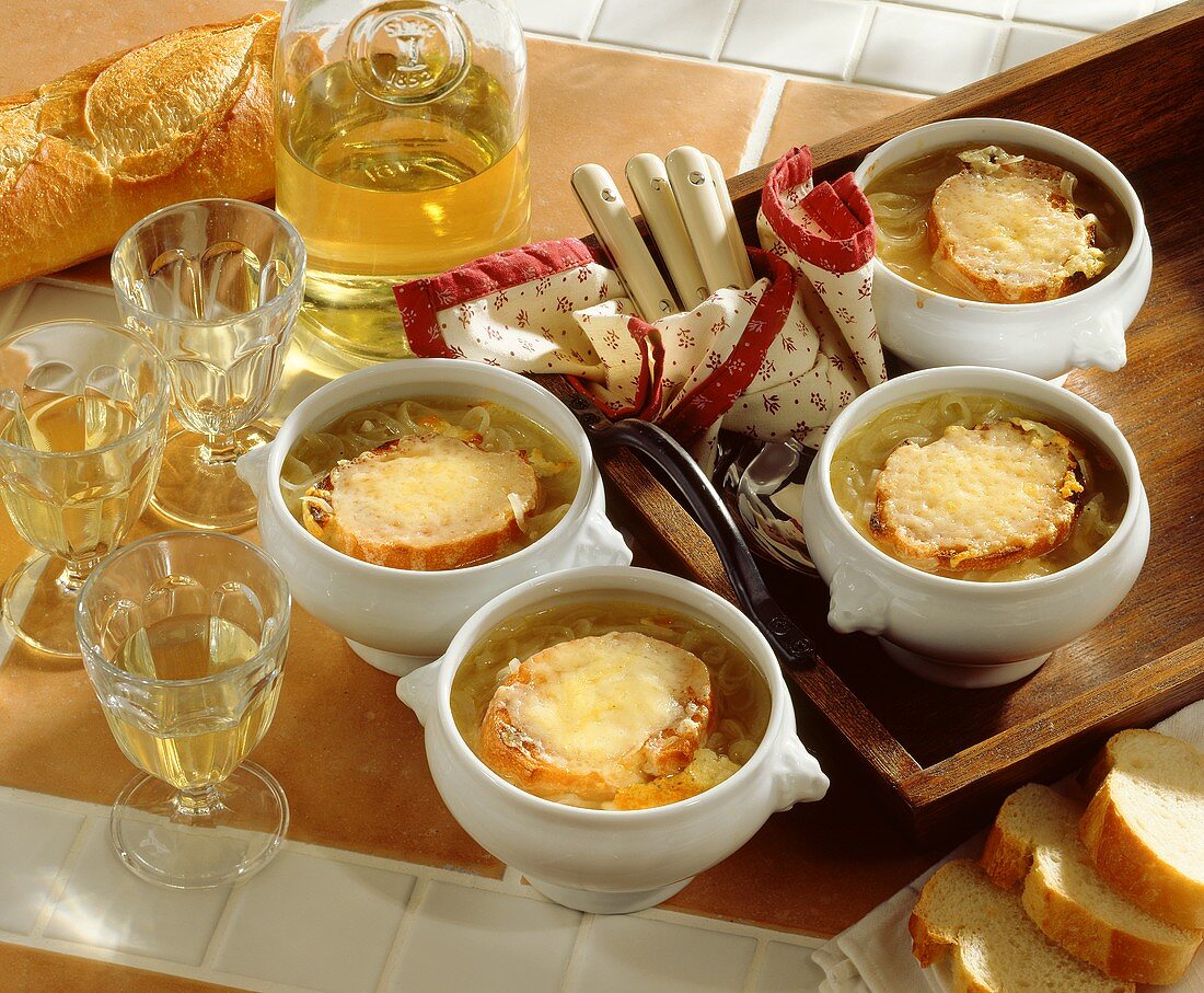 Französische Zwiebelsuppe mit Weißwein und Baguette