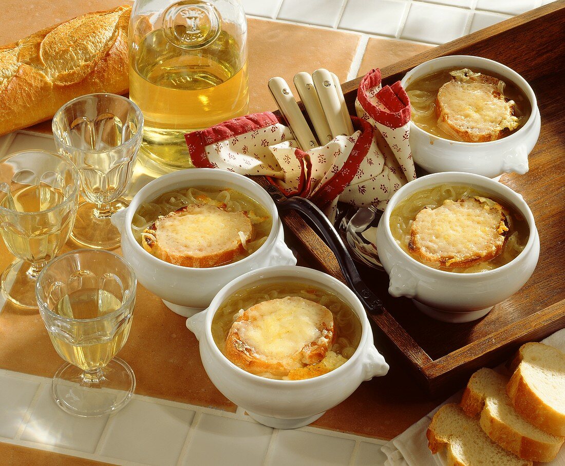 French onion soup with white wine and baguette