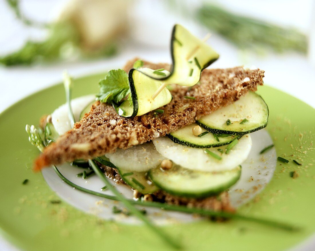 Vollkornbrot mit Gurke, Zucchini und Rettich