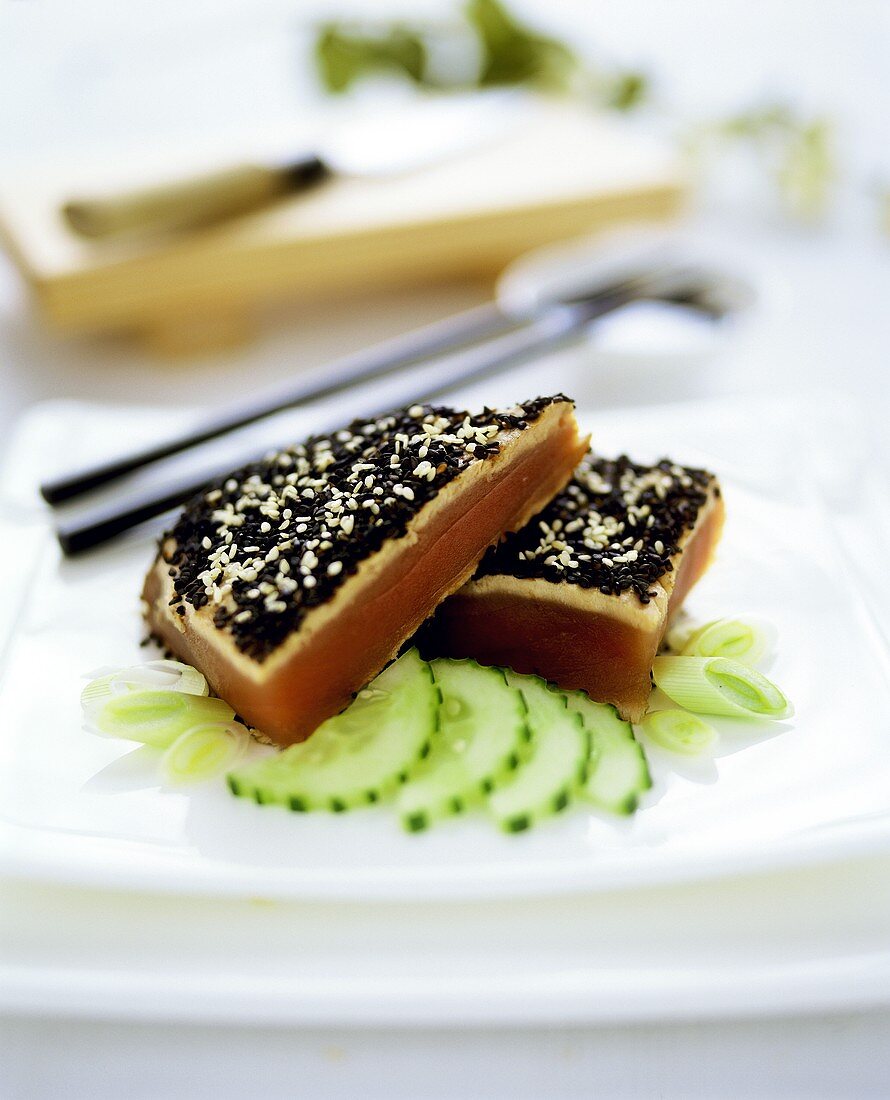 Grilled tuna with sesame