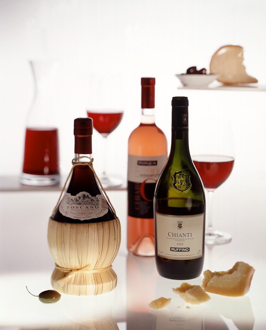 Italienische Rotweinflaschen und Roseflasche