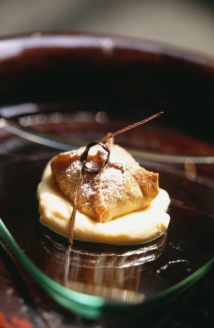 Praline Wonton (süsse Teigtasche auf Vanillecreme)