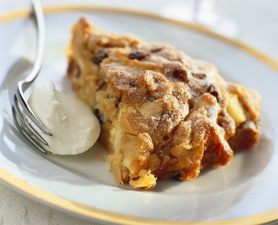 Stück Apfel-Zimt-Kuchen mit Puderzucker