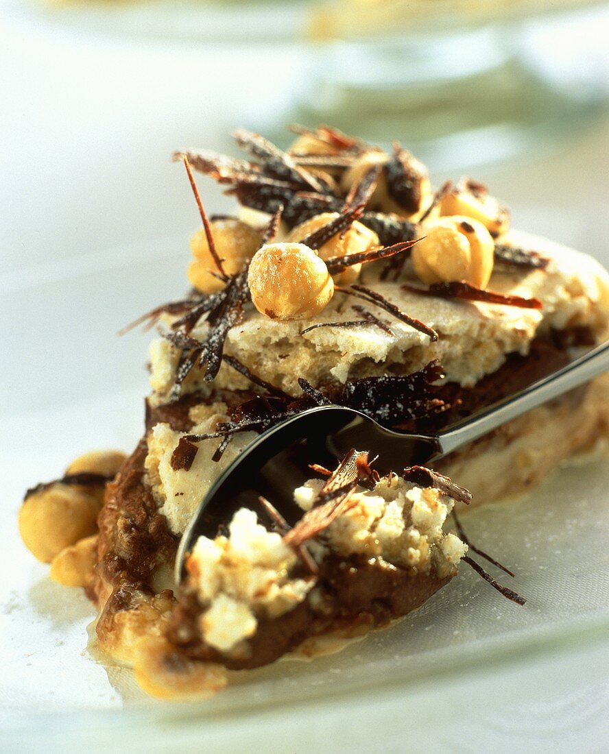 Stück Schokoladen-Baiser-Kuchen mit Löffel