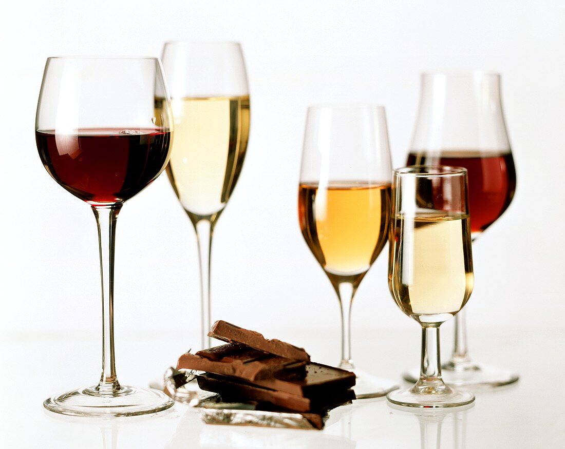 Verschiedene Weingläser und Milka-Schokolade