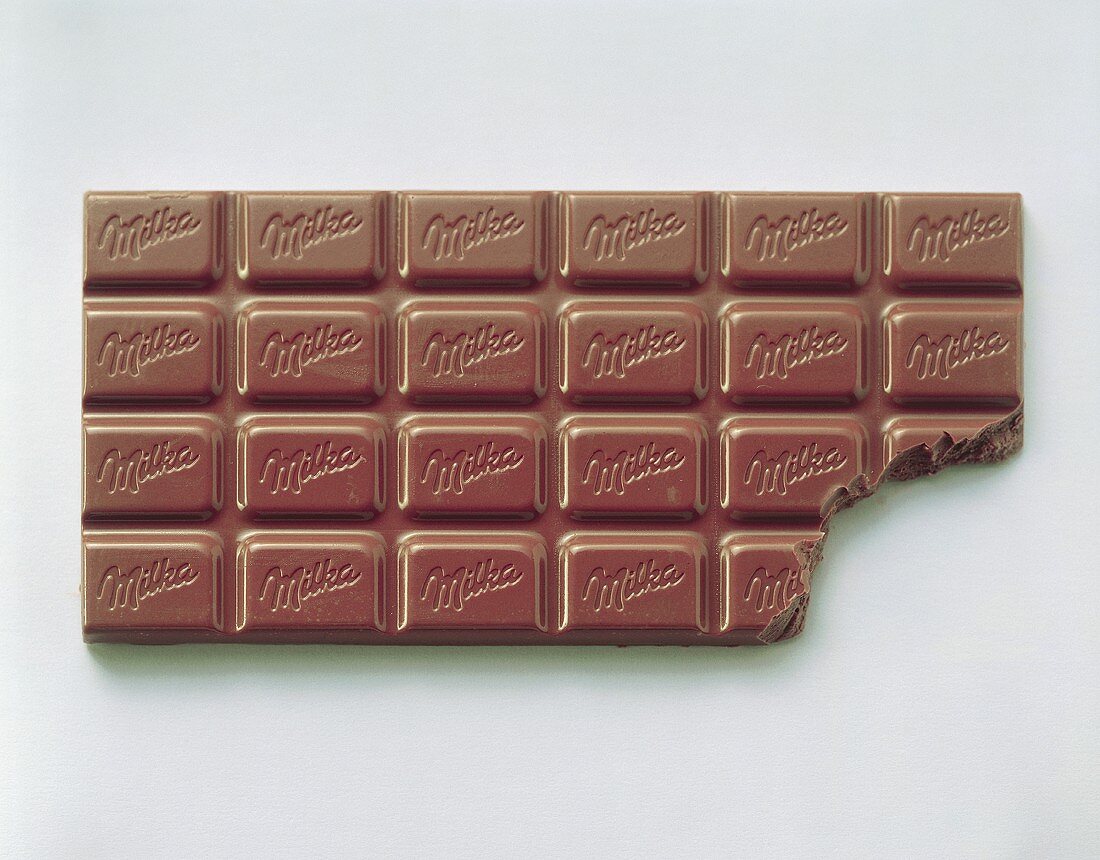 Milka-Schokoladentafel, angebissen – Bilder kaufen – 238898 ❘ StockFood