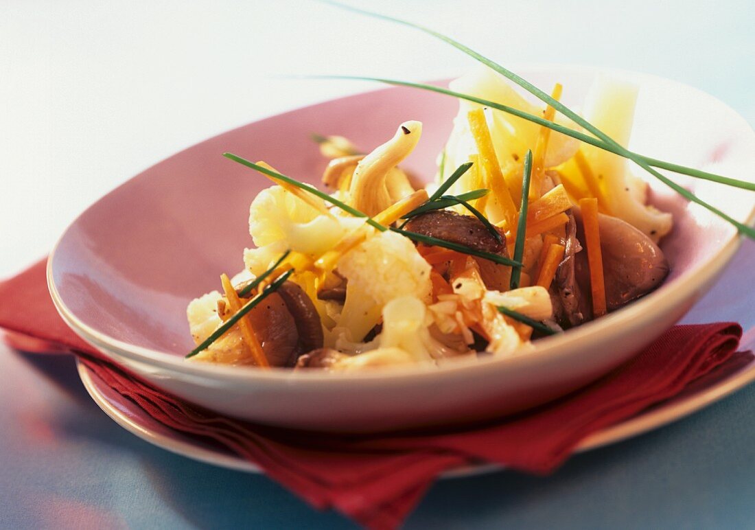 Blumenkohlsalat mit Austernpilzen und Möhrenstiften