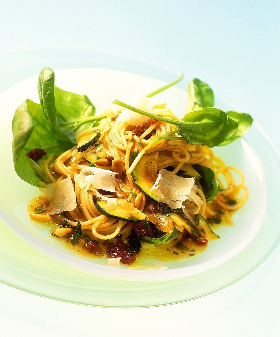 Insalata di pasta e verdure (Spaghettisalat mit Gemüse)