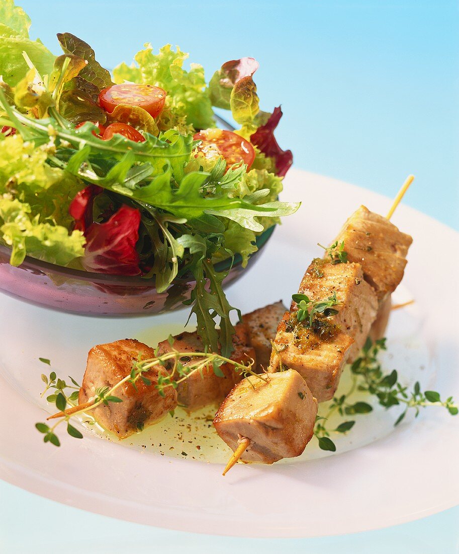 Spiedini di tonno (tuna kebabs with salad, Italy)