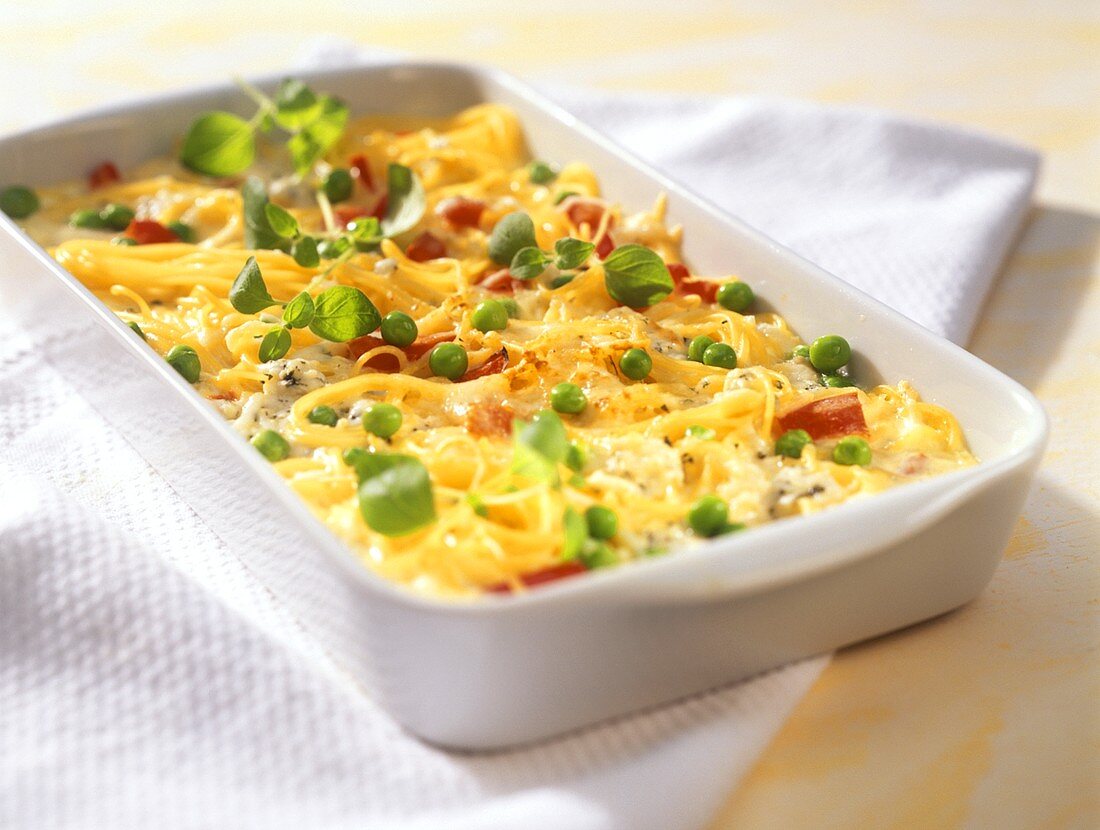 Quick pasta bake with peas and peppers