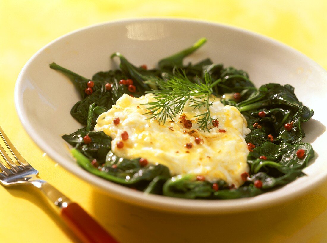 Spinach with egg quark and pink pepper