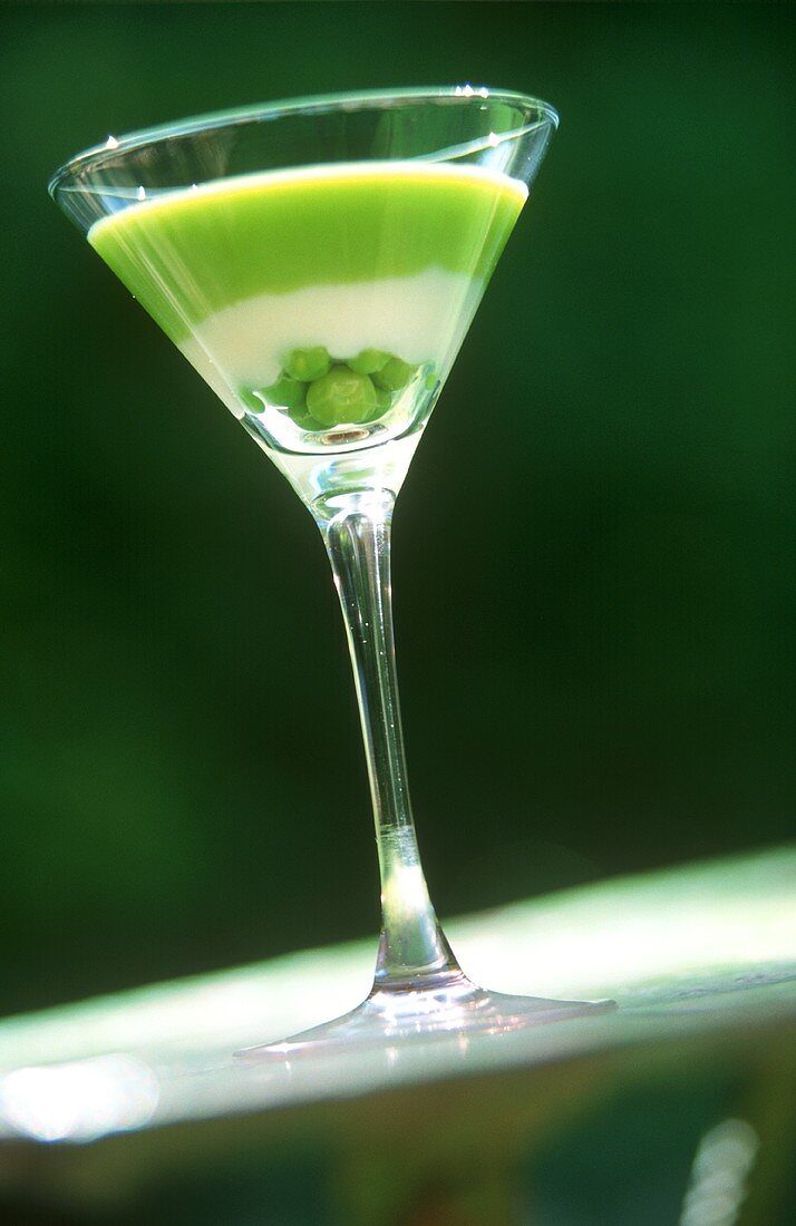 Spicy vegetable mousse with peas in a glass