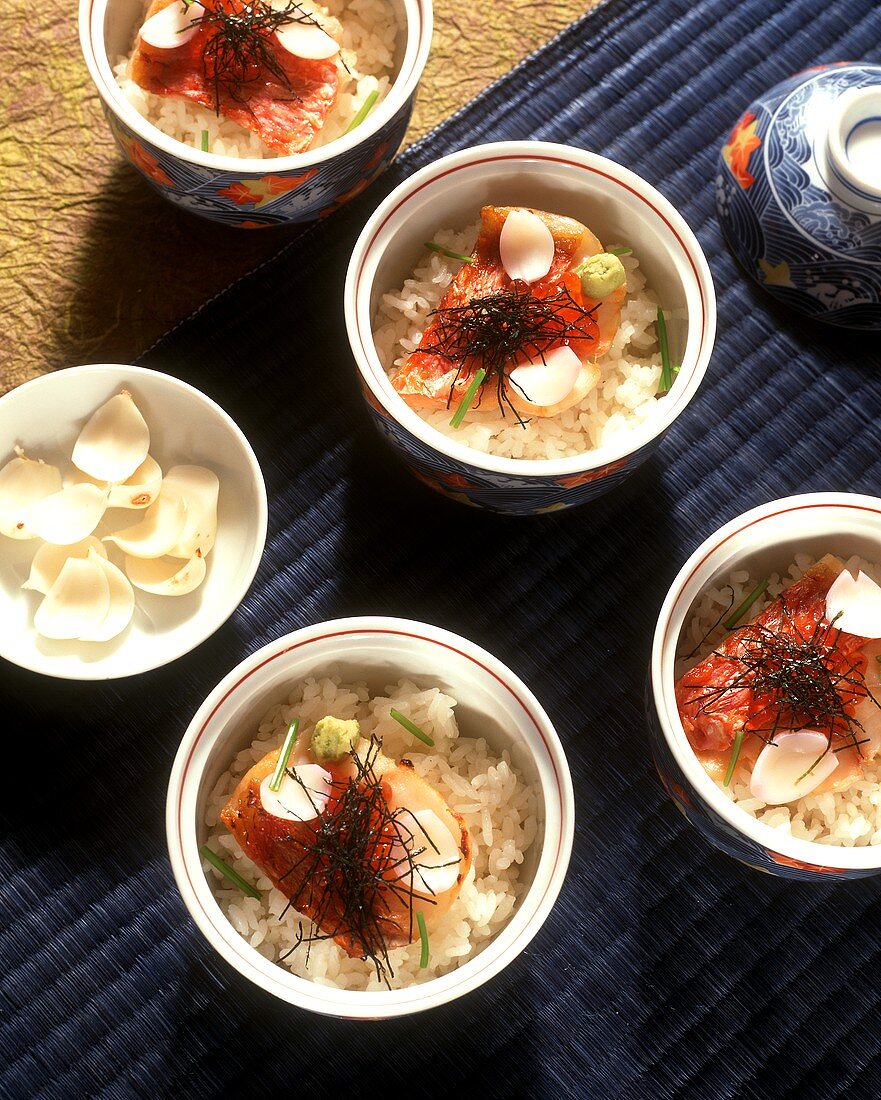 Gedämpfter Reis mit Fisch, Algen und Wasabi (Japan)