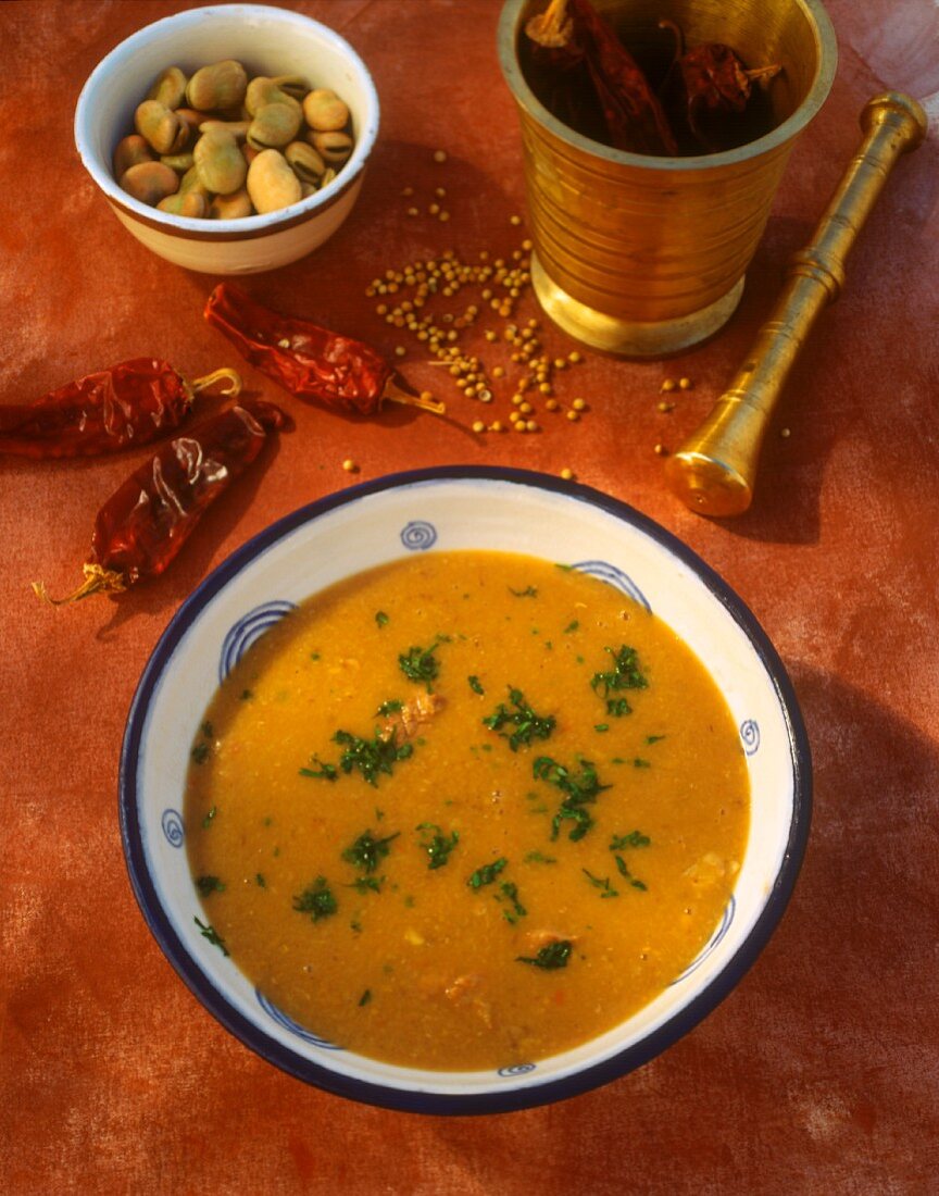 Bohnensuppe mit getrockneten Chilischoten (Tunesien)