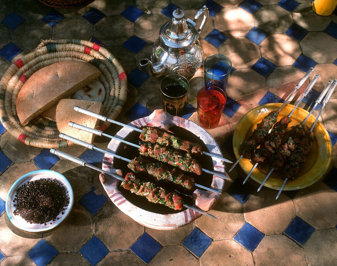 Brochettes (Kalbfleischspiesse) und Fladenbrot aus Marokko