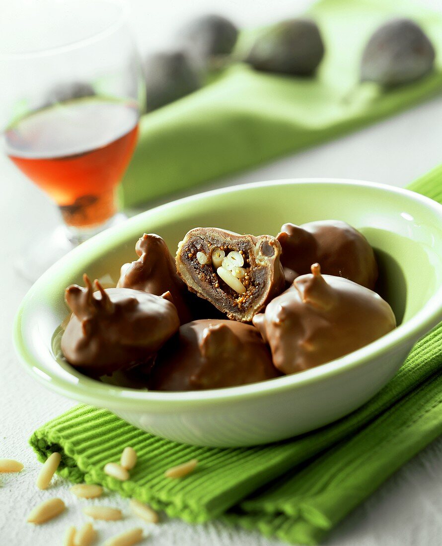 Fichi e pinoli al cioccolato (Gefüllte Schokofeigen, Italien)