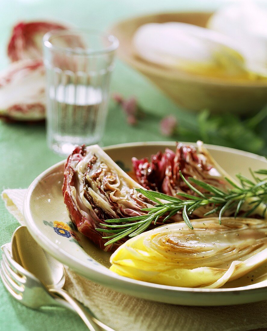 Radicchio e indivia alla griglia (Gegrillte Salate, Italien)