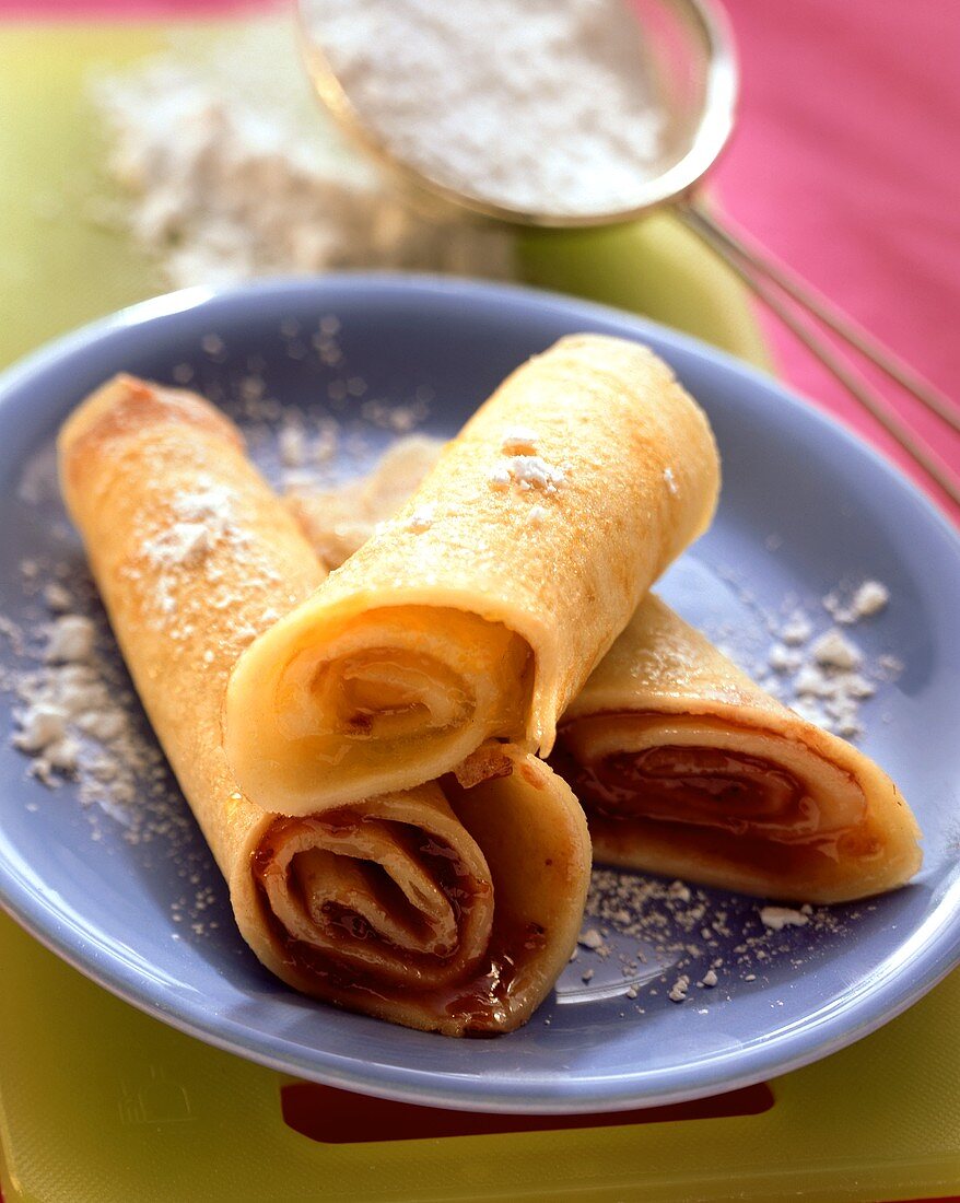 Pancakes with jam and icing sugar