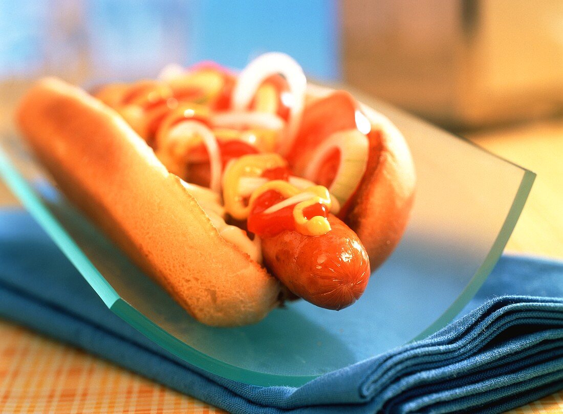 Hot Dog mit Zwiebeln, Senf und Ketchup