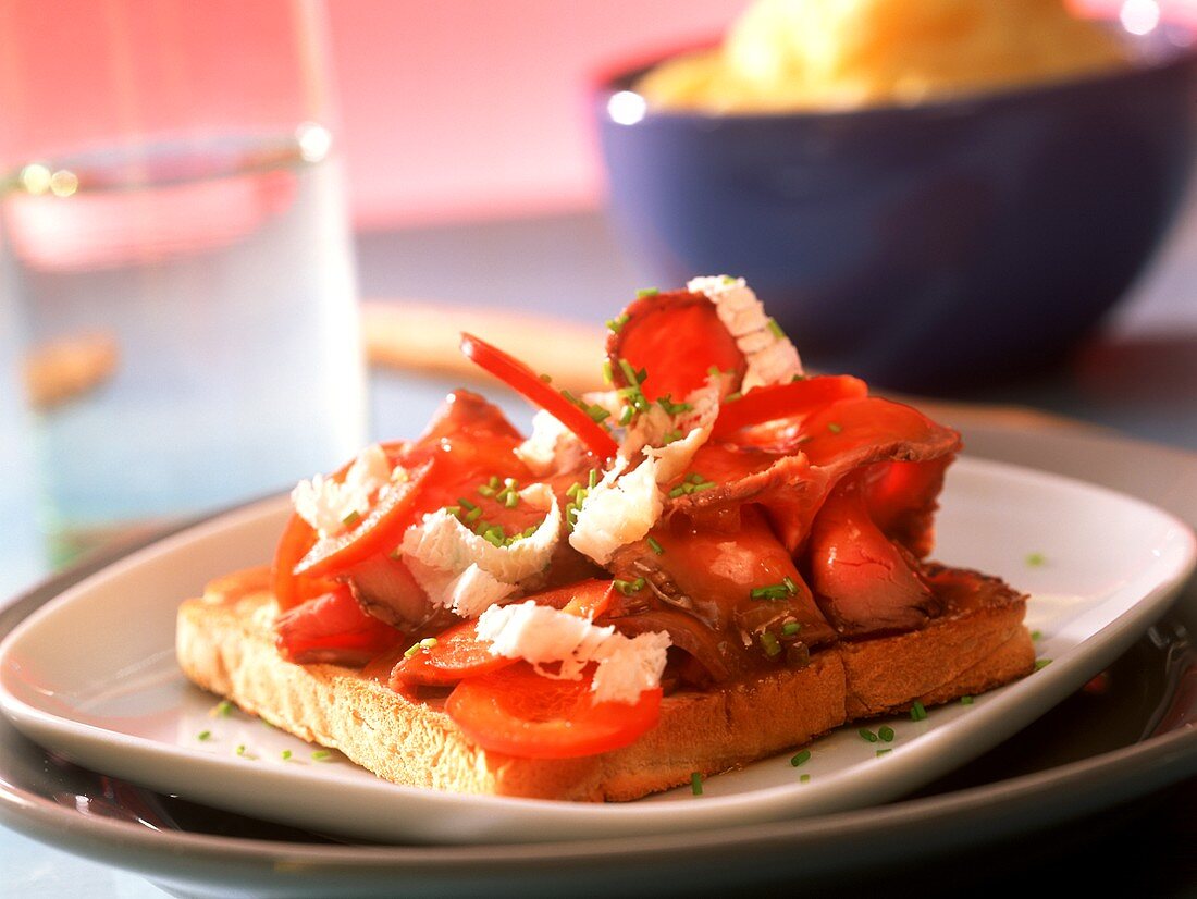 Toast mit Roastbeef, Paprika und Meerrettich