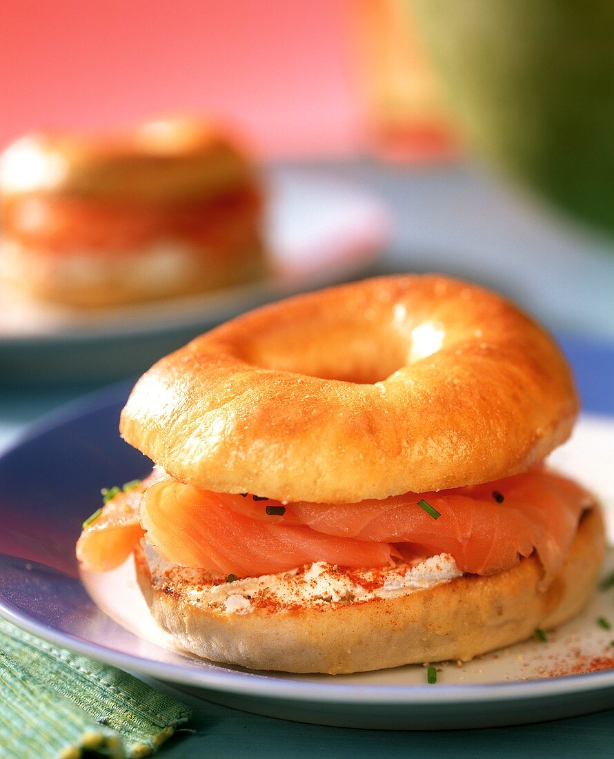 Bagels mit Frischkäse und Räucherlachs