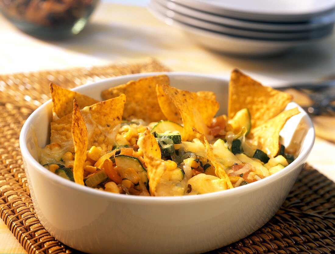 Gebackenes Zucchini-Mais-Gemüse mit Tortillachips