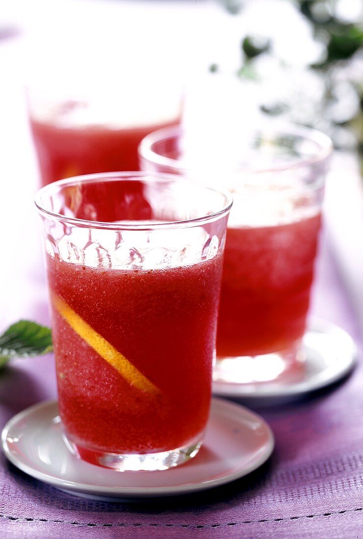 Erdbeerlimonade mit Zitronenscheiben in Gläsern