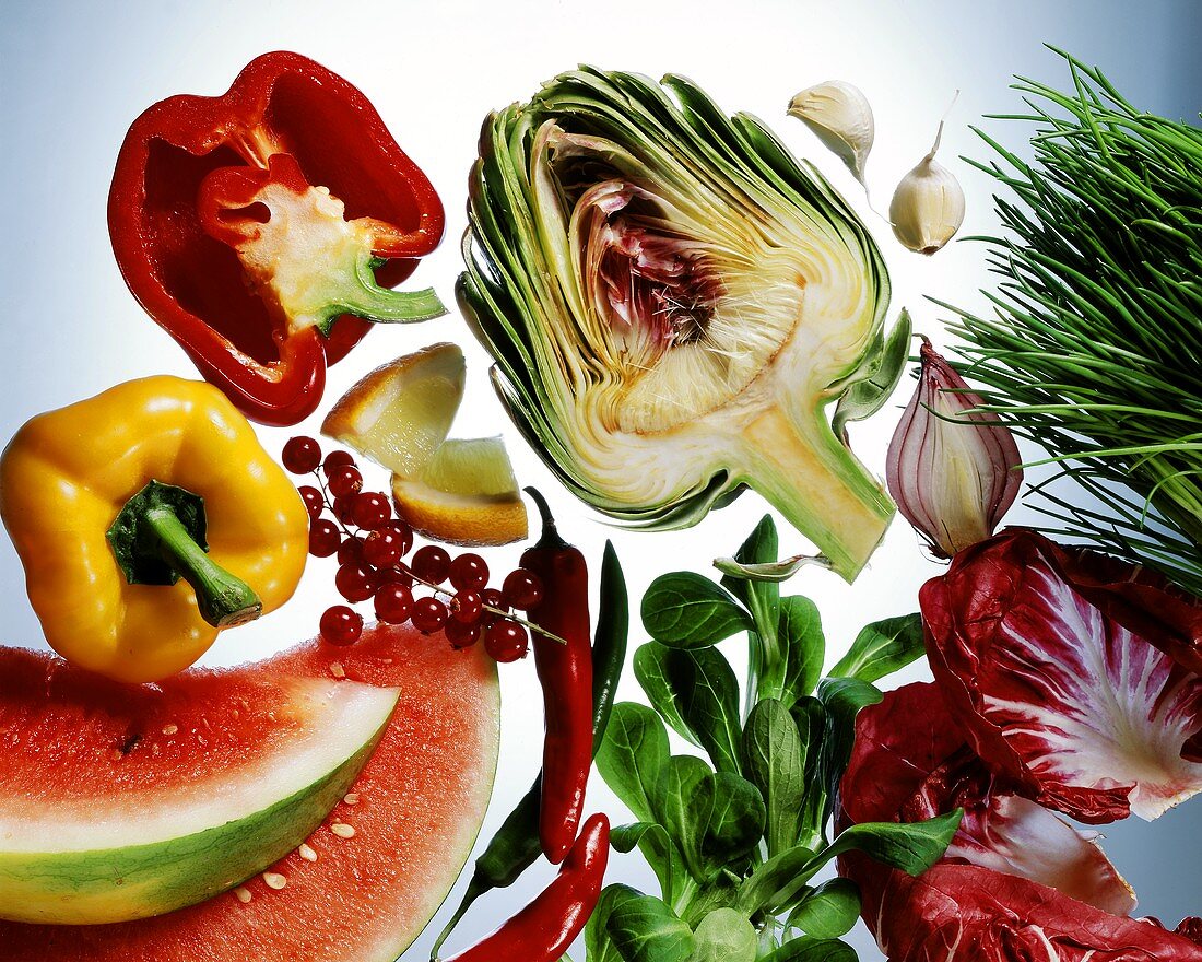 Stillleben mit Gemüse, Salat, Schnittlauch und Obst