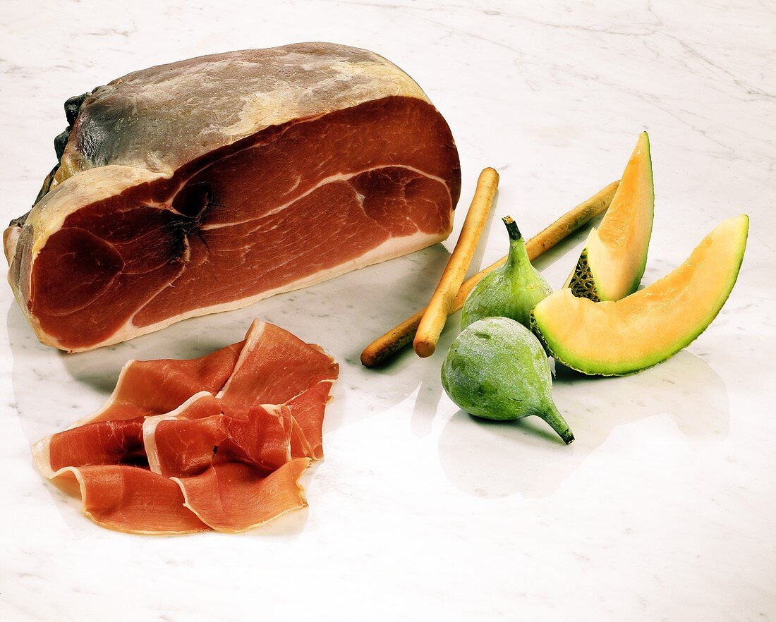 Raw ham with figs, melon and grissini