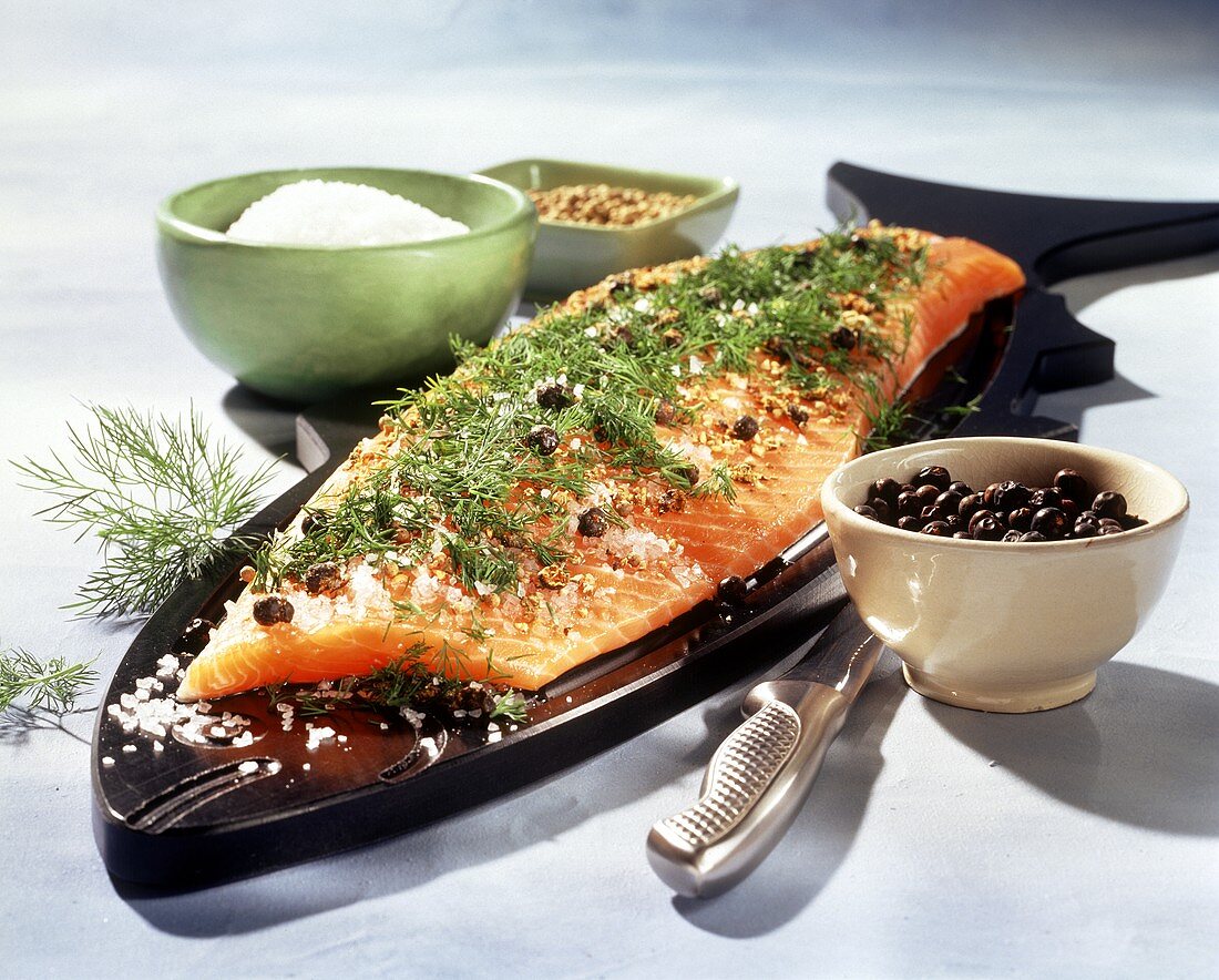 Graved Lachs mit Dill, Salz und Pfeffer