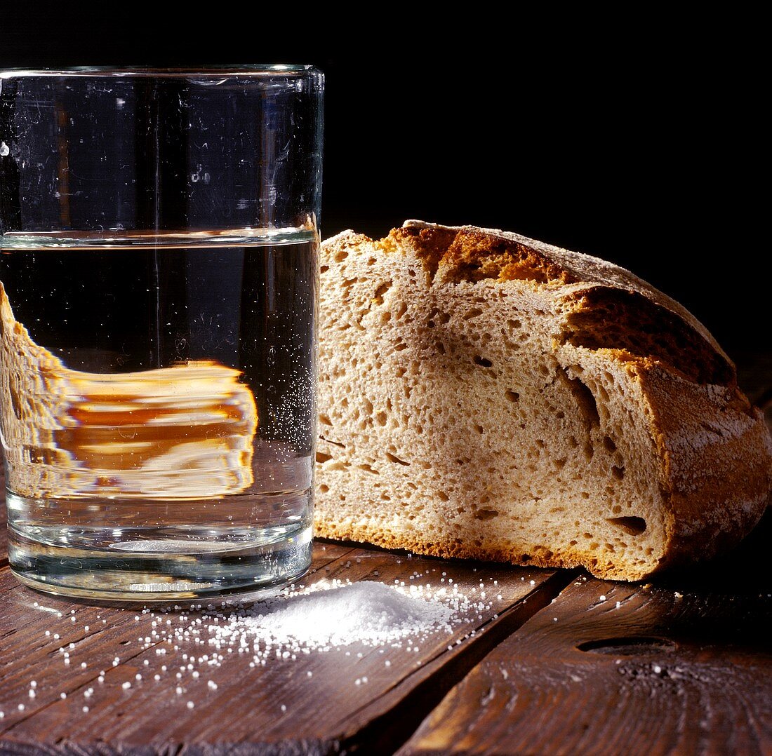 Bauernbrot, Salz und Glas Wasser