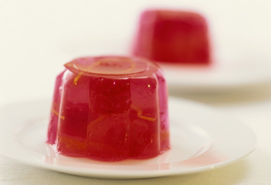 Roter Wackelpudding mit Himbeeren auf Teller