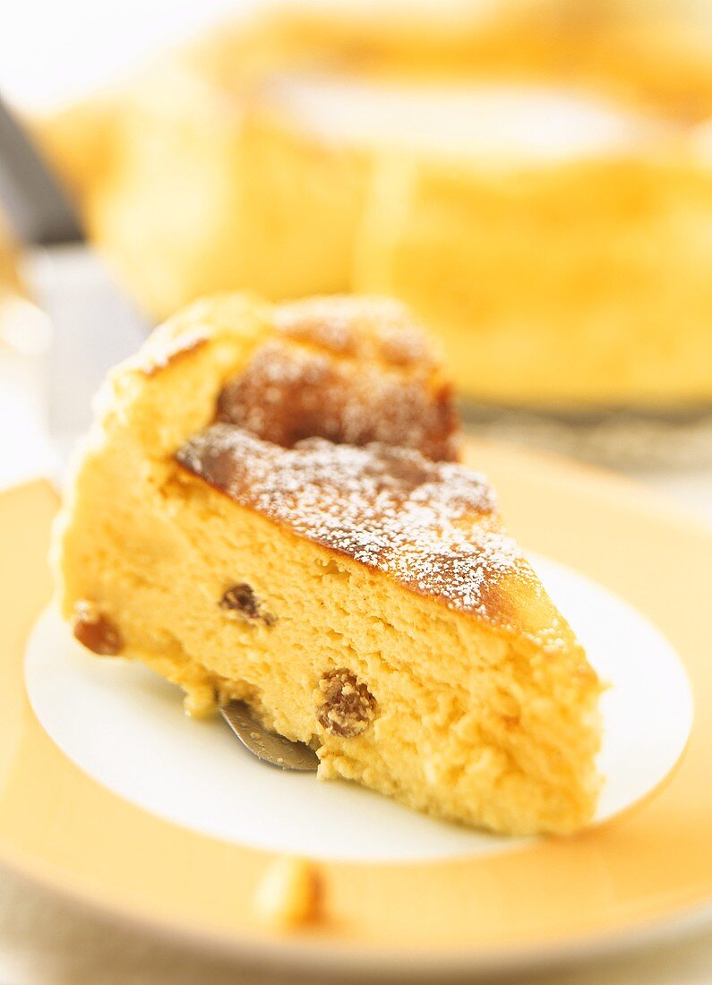 Stück Käsekuchen mit Rosinen