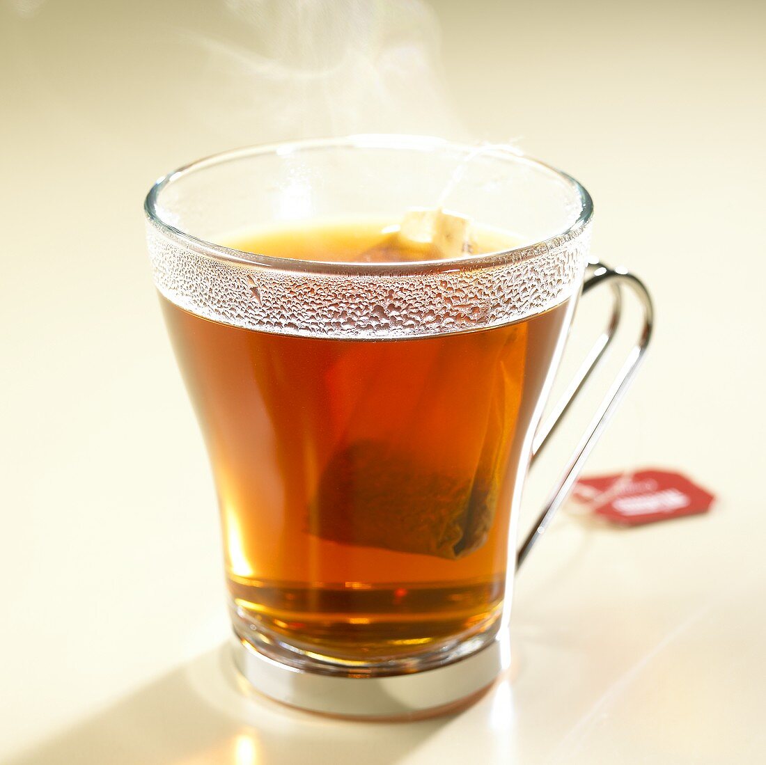 Heisser Rotbusch-Vanille-Tee mit Teebeutel im Glas