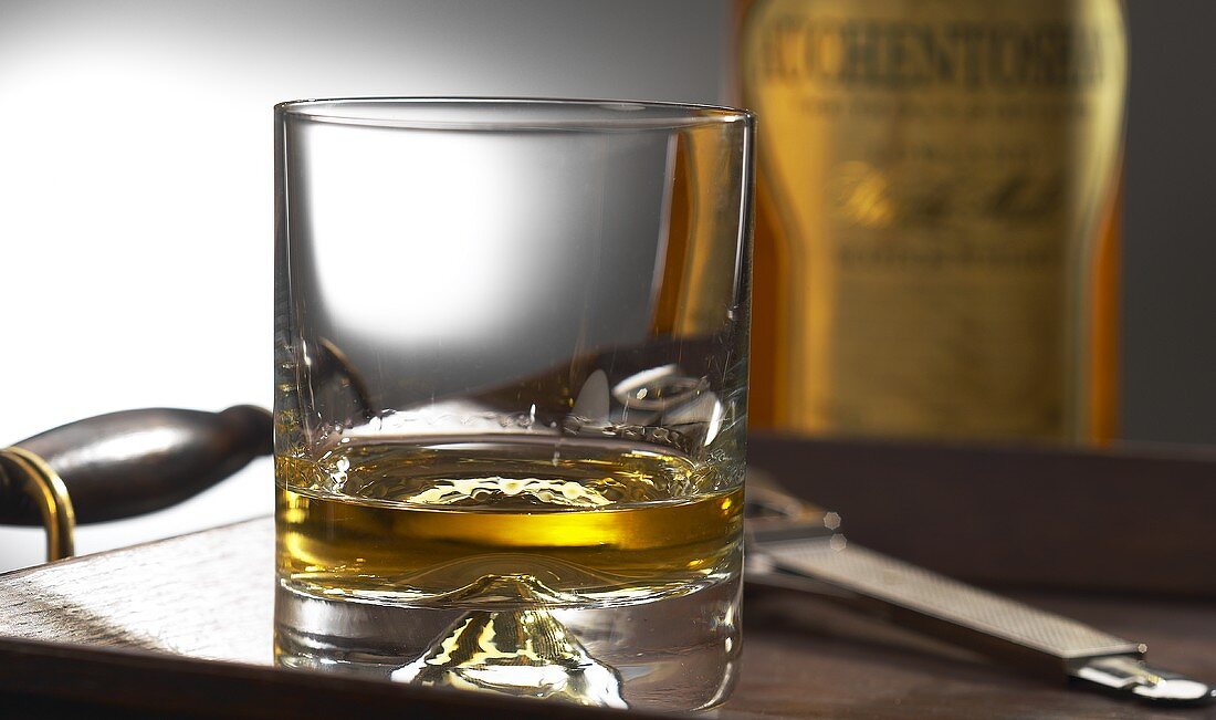 Whiskey in Glas und Flasche
