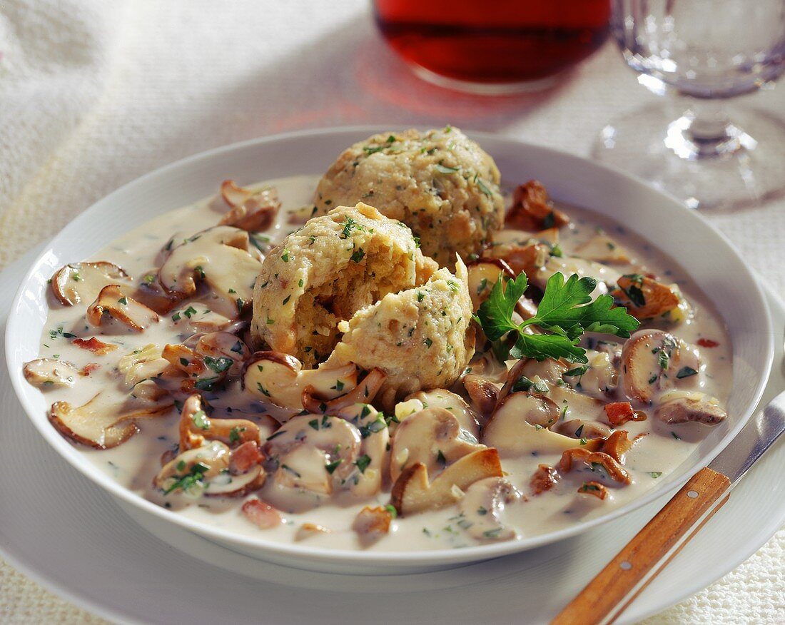 Steinpilzragout mit Semmelknödel; Rotwein