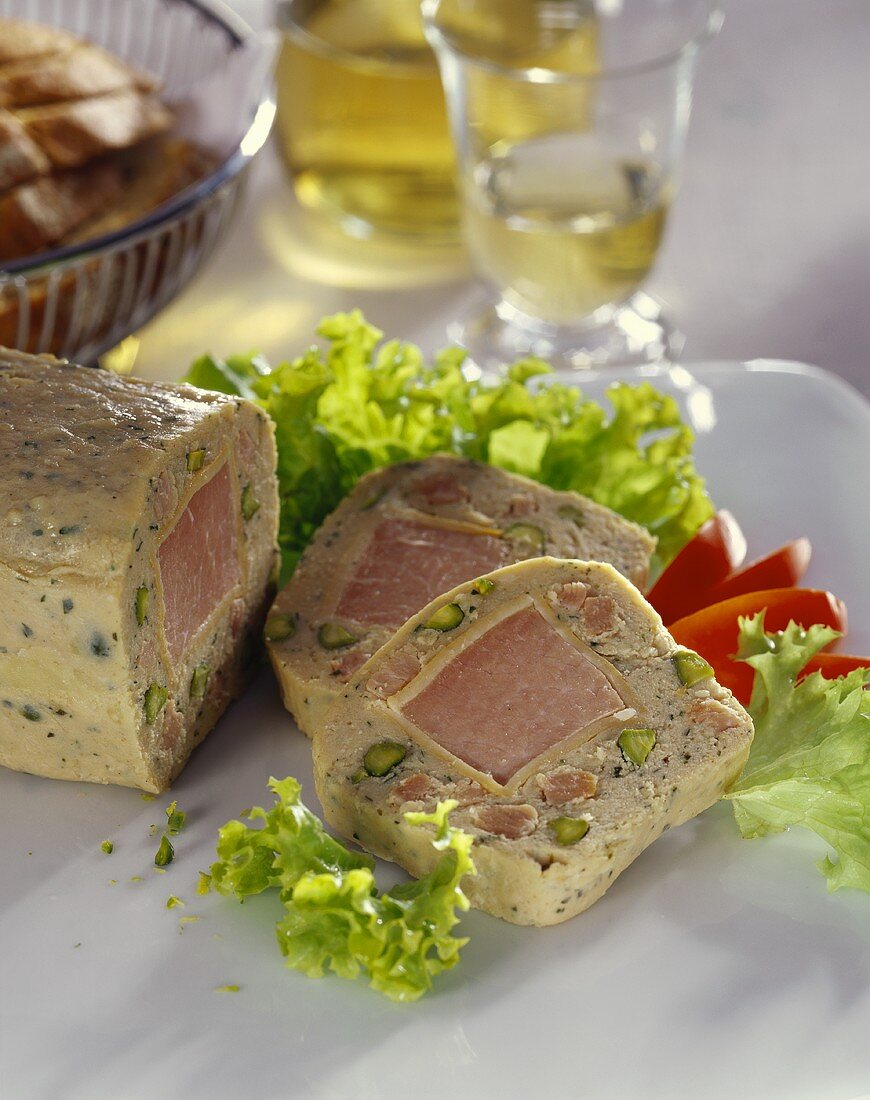 Schinkenterrine mit Pistazien; Weißwein