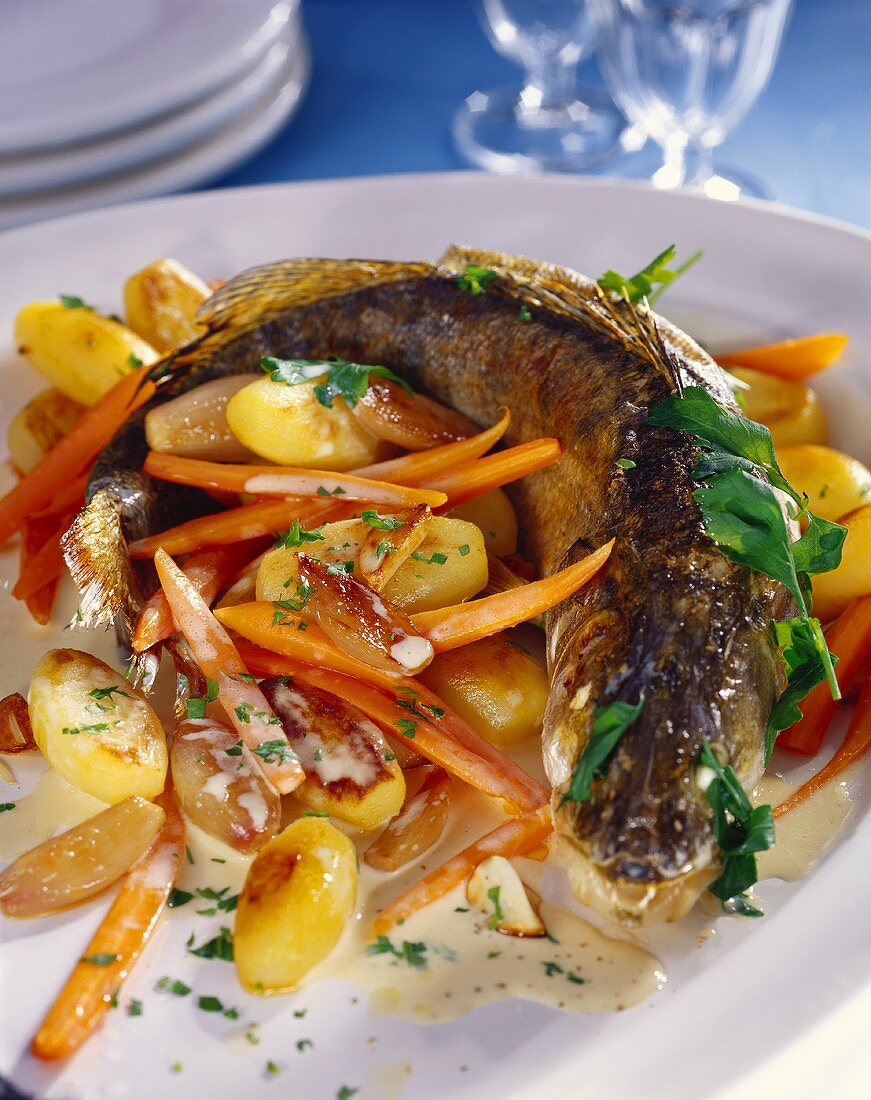 Oven-baked pike-perch with carrots and potatoes