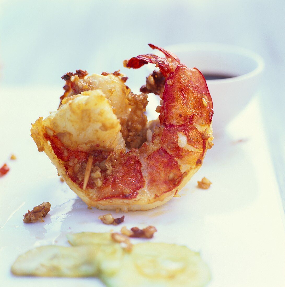 Deep-fried garlic shrimp with soy sauce