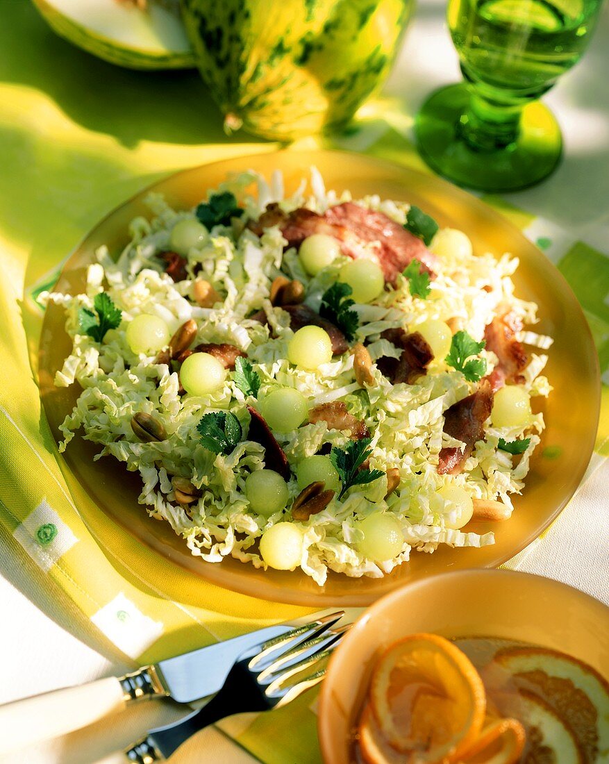 Chinakohlsalat mit Entenbrust, Melone und Erdnüssen