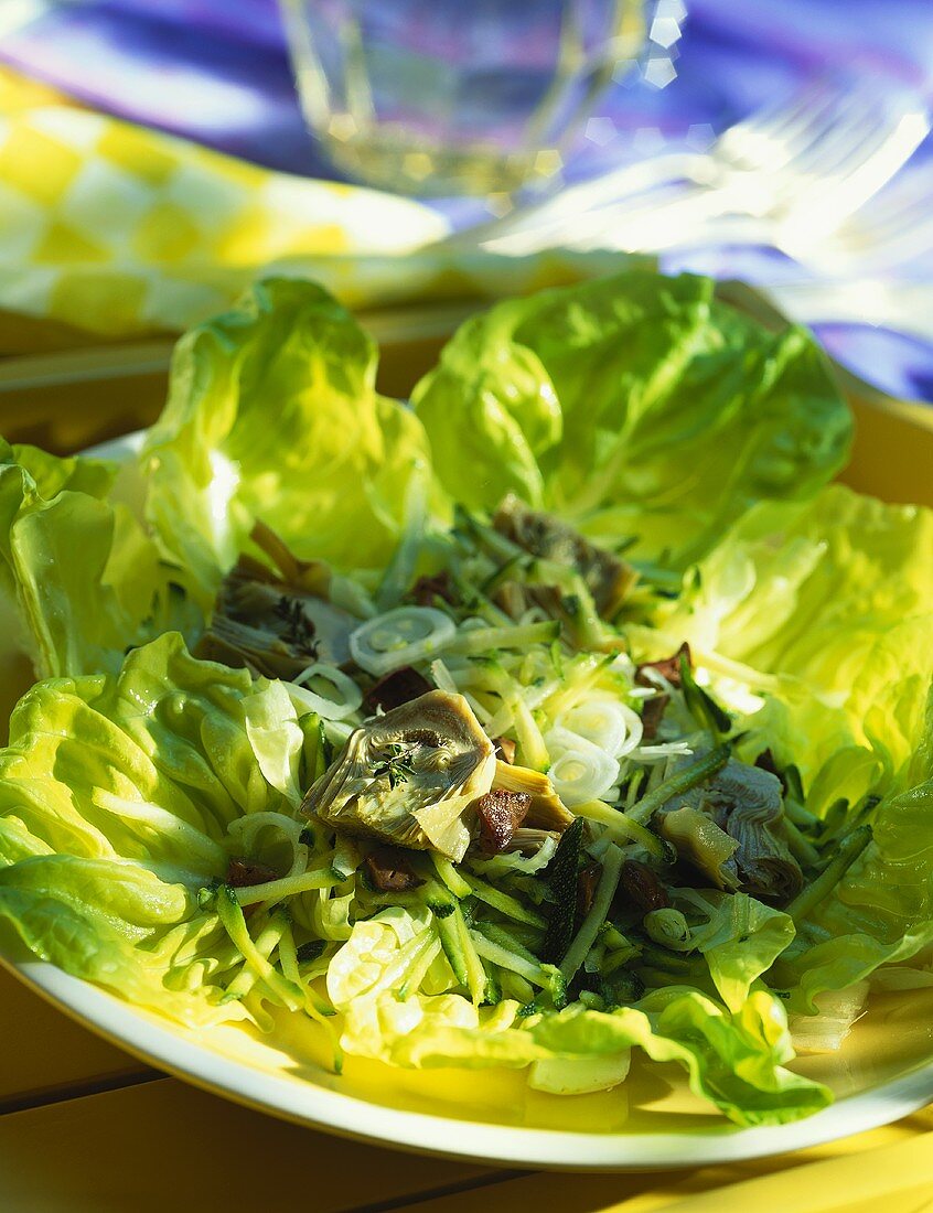 Lettuce with artichokes, courgettes and chicken liver