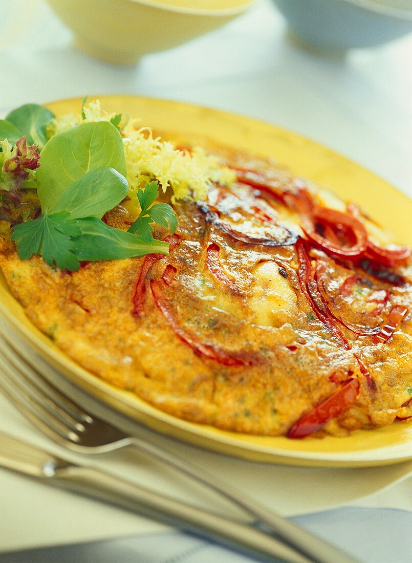 Tortilla mit roten Paprikastreifen