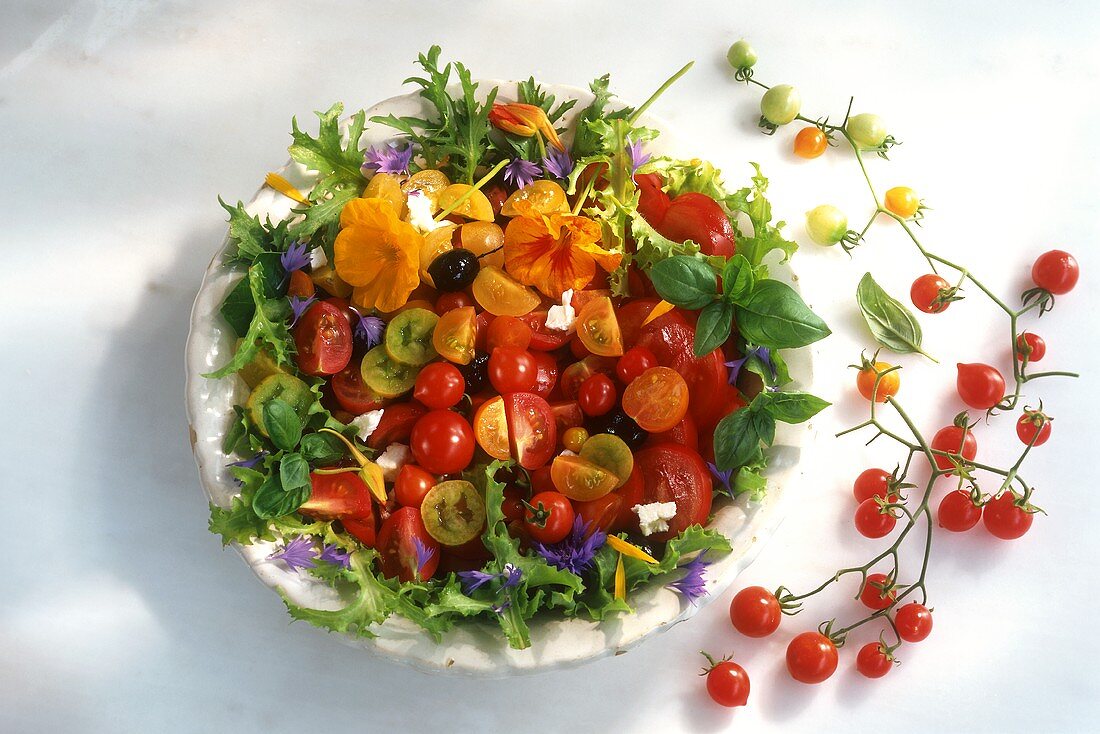 Tomatensalat mit Oliven, Schafskäse und Essblüten