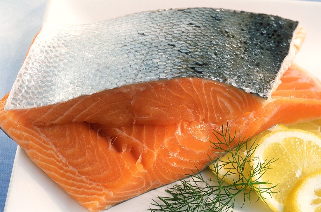 Salmon fillet with lemon and dill