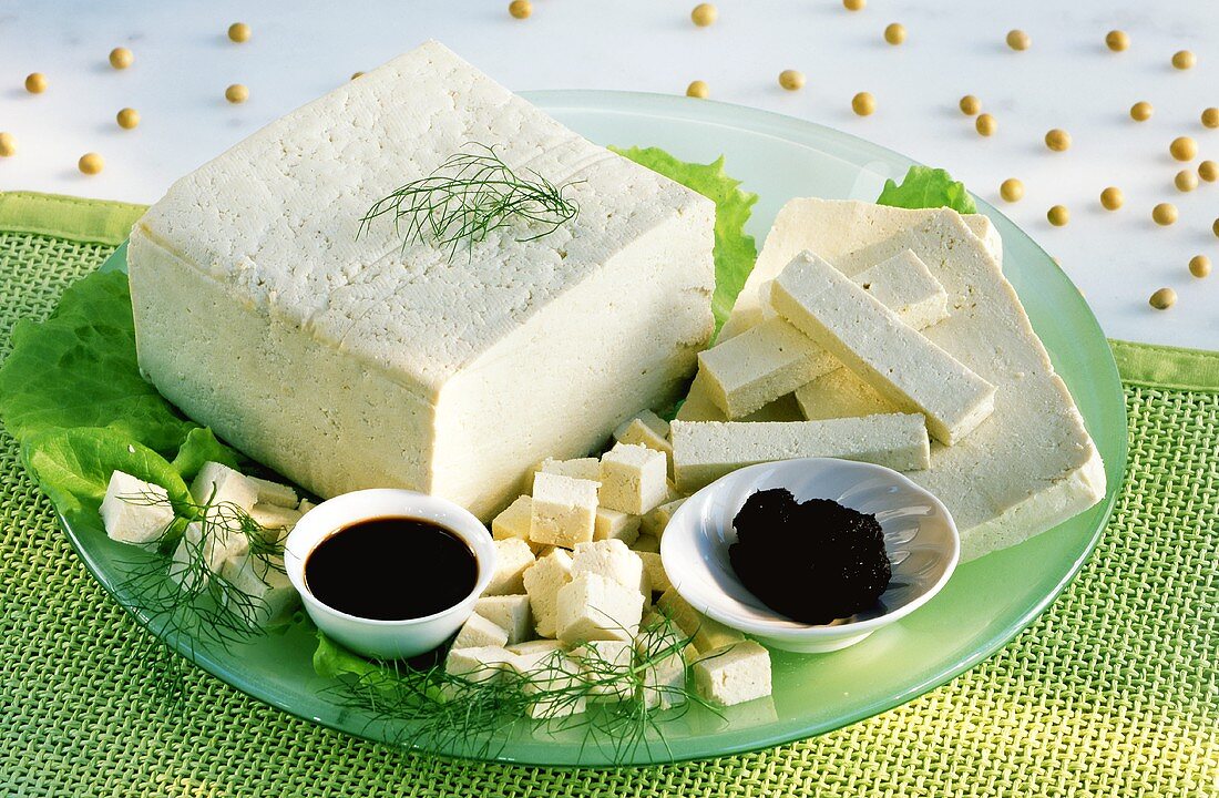 Verschiedene Sojaprodukte (Tofu, Miso, Sojasauce)